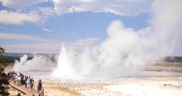 Turistas Observando Géiseres Estallando Parque Nacional Yellowstone Wyoming — Vídeo de stock