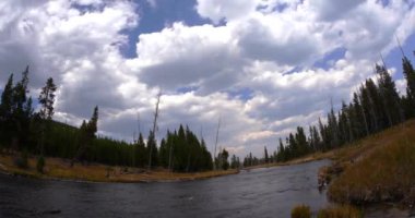Bulutlar üzerinde Yellowstone Nehri, zaman atlamalı Yellowstone Milli Parkı