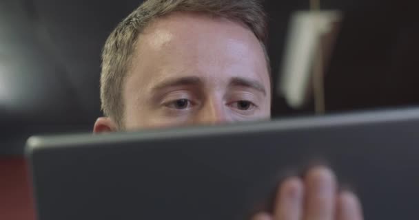 Homem Jovem Usando Tablet Computador Ipad Touchscreen — Vídeo de Stock