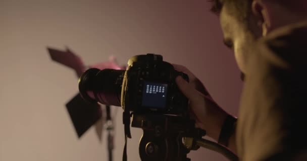 カメラマンのスタジオでデジタル一眼レフを使用して — ストック動画