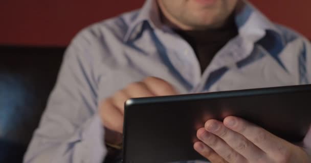 Homem Usando Tablet Computador Ipad Touchscreen — Vídeo de Stock