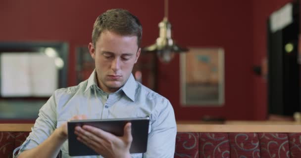若い男を使用してタブレット コンピューター Ipad カフェのタッチ スクリーン — ストック動画
