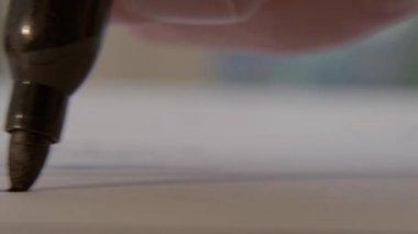 Sanatçı Sharpie Marker kalem - yakın ile siyah çizgi çekerek, makro