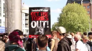 Anti-Tory işaretleri ile yürüyen insanlar, İngiltere'de kemer sıkma 2015, Bristol protestolar.