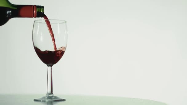 Glas Rotwein Einschenken Super Zeitlupe — Stockvideo