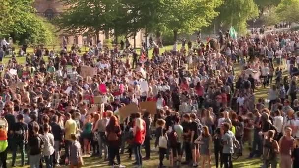Multidão Pessoas Reunidas Castle Park Protestos Austeridade Reino Unido Bristol — Vídeo de Stock