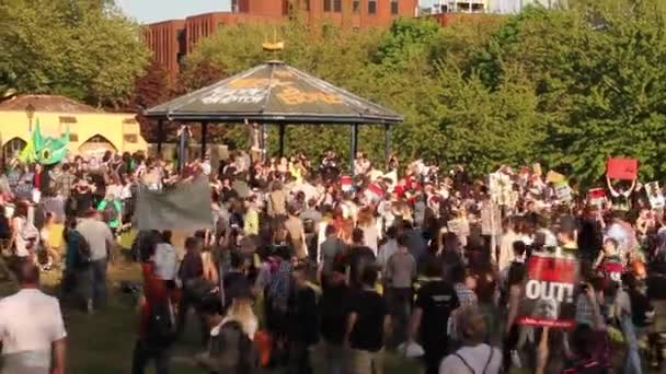 Multitud Personas Reunidas Castle Park Reino Unido Protestas Austeridad Bristol — Vídeo de stock