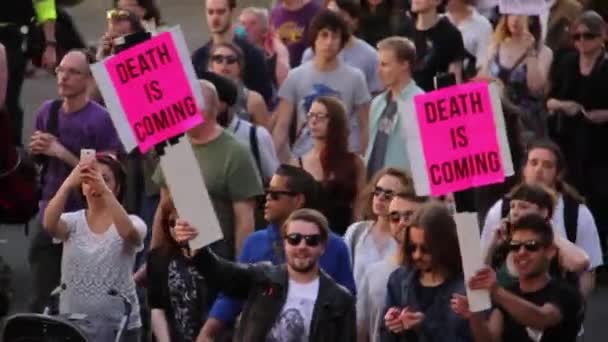 Foule Gens Marche Avec Des Signes Austerity Protests Bristol 2015 — Video