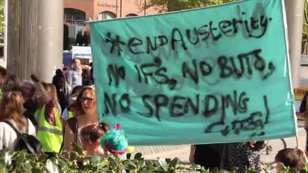 行進して標識 英国緊縮財政に抗議 ブリストル 2015年人の観衆 — ストック動画