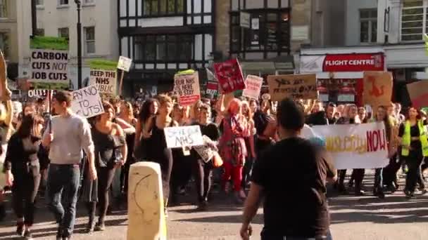 Menigte Van Mensen Marcheren Met Tekenen Soberheid Protesten Bristol 2015 — Stockvideo