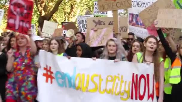 Pessoas Marchando Cantando Protestos Austeridade Reino Unido 2015 Bristol — Vídeo de Stock