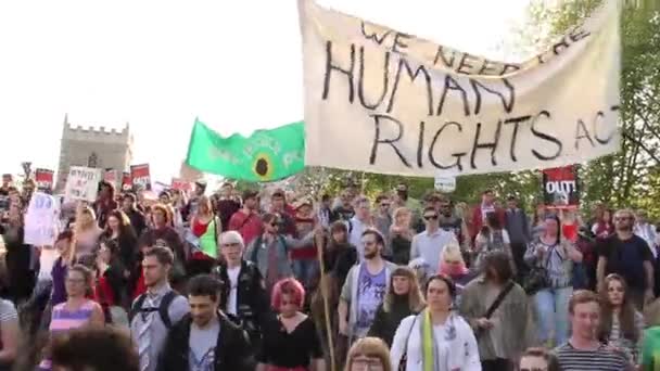 Gens Marchent Avec Signes Austérité Protestations 2015 Bristol — Video