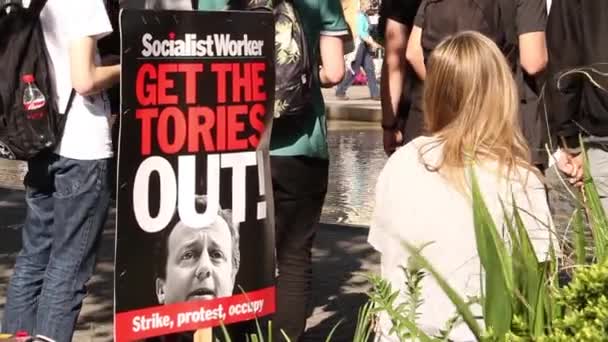 Muchacha Con Cartel Saca Los Tories Protestas Austeridad Reino Unido — Vídeo de stock