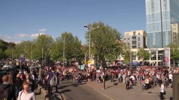 Gens Marchent Avec Signes Austérité Protestations 2015 Bristol — Video