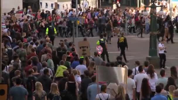 Gente Marchando Con Carteles Protestas Por Austeridad Reino Unido 2015 — Vídeo de stock