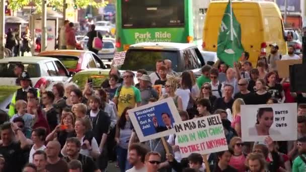 Άτομα Σημάδια Ηνωμένο Βασίλειο Λιτότητας Διαμαρτυρίες 2015 Μπρίστολ — Αρχείο Βίντεο