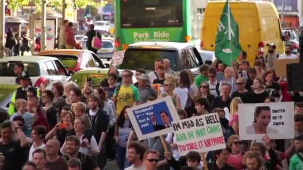 Gente Marchando Con Carteles Protestas Por Austeridad Reino Unido 2015 — Vídeo de stock