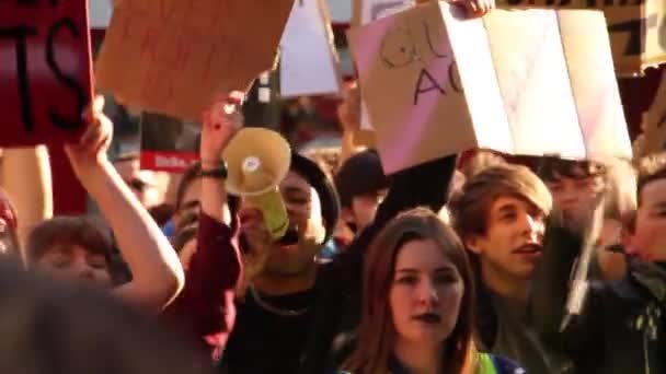 Pessoas Marchando Cantando Com Megafone Protestos Austeridade Reino Unido 2015 — Vídeo de Stock