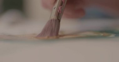 Sanatçı resim Studio, yakın çekim, kağıt üzerinde boya fırçası
