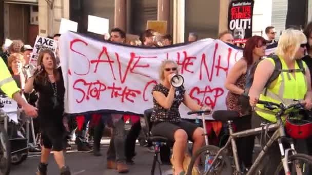 Люди Маршируют Табличкой Nhs Austerity Protests 2015 Bristol — стоковое видео