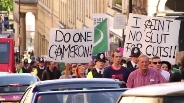 Mensen Marcheren Zingen Protesten Soberheid 2015 Bristol — Stockvideo