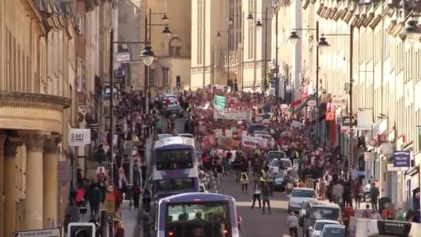 Δρόμο Γεμάτο Από Ανθρώπους Πορεία Chanting Λιτότητας Διαμαρτυρίες 2015 Μπρίστολ — Αρχείο Βίντεο