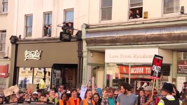 Άνθρωποι Βαδίζοντας Ψαλμωδία Ηνωμένο Βασίλειο Λιτότητας Διαμαρτυρίες 2015 Μπρίστολ — Αρχείο Βίντεο