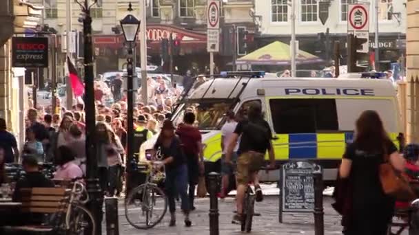 Полиция Ван Блокинг Роуд Протестах Против Жесткой Экономии Великобритании 2015 — стоковое видео