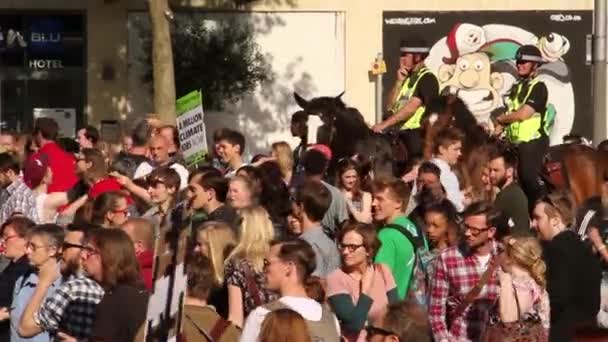 Policía Caballo Las Protestas Austeridad Del Reino Unido 2015 Bristol — Vídeo de stock