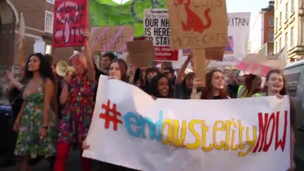 Folle Persone Che Marciano Cantano Con Megafono Proteste Austerità Nel — Video Stock