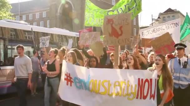 Multitud Personas Marchando Coreando Las Protestas Por Austeridad Reino Unido — Vídeo de stock