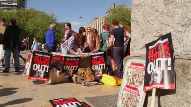 Люди Подписавшие Петиции Протестах Против Жесткой Экономии Великобритании 2015 Бристоль — стоковое видео