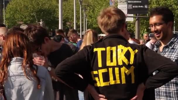 Hombre Vistiendo Chaqueta Tory Scum Austerity Protests 2015 Bristol — Vídeo de stock