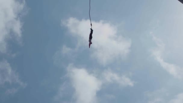 Bungee Jumping Karşı Mavi Gökyüzü Ağır Çekim Anonim Kadın Siilhouette — Stok video