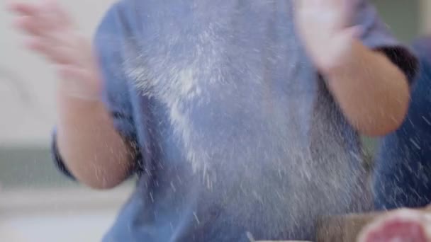 子の台所で調理の手に小麦粉と拍手 — ストック動画