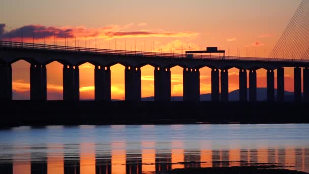 Sylwetka Samochody Jazdy Przez Most Zachód Słońca Mostu Severn Bristol — Wideo stockowe