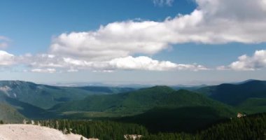 Bulutlar üzerinde yeşil vadi, orman ve dağlar Timelapse, Mount Hood Ulusal Ormanı, Oregon
