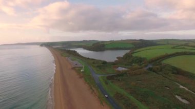 Okyanus, Sandy Beach ve yeşil doğal manzara manzara, Slapton İngiltere'de hava görünümünü