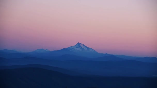 Hermosa Puesta Sol Del Cielo Rosado Montaña Mount Jefferson Oregon — Vídeo de stock