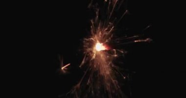 El maytap yanan ve Sparks, yakın çekim