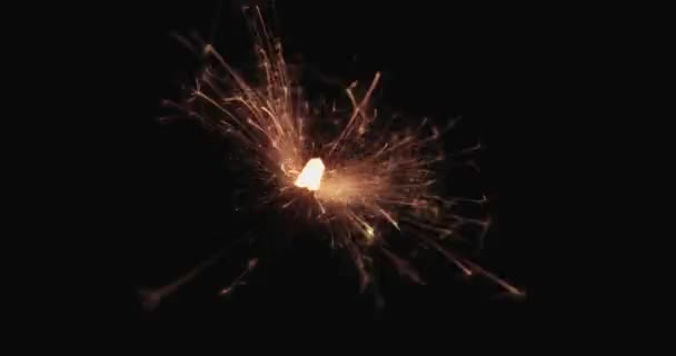 Mano Sparkler Burning Sparks Primer Plano — Vídeos de Stock