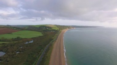 Okyanus, Sandy Beach ve yeşil doğal manzara manzara, Slapton İngiltere'de hava görünümünü