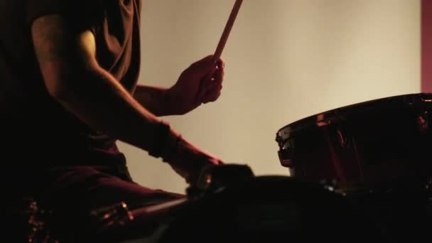 Perkusista Bębnienie Zwolnionym Tempie Tle Oświetlenie Stroboskopowe — Wideo stockowe