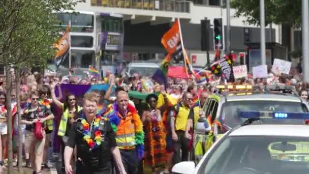 Полиция Сопровождает Толпу Время Парада Бристоле — стоковое видео
