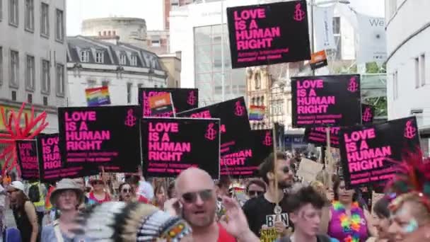 Menigte Marcheren Met Tekenen Bristol Lgbt Pride Parade — Stockvideo