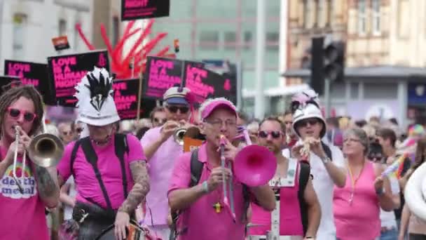 Menigte Marcheren Met Tekenen Bristol Lgbt Pride Parade — Stockvideo