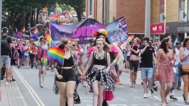 Multitud Marchando Con Carteles Desfile Del Orgullo Lgbt Bristol — Vídeos de Stock