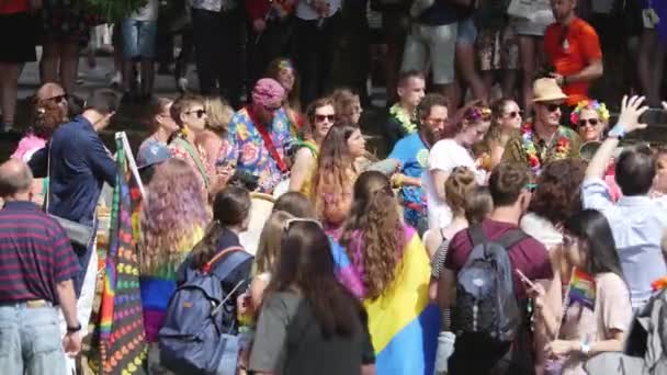 Multitud Marchando Con Carteles Desfile Del Orgullo Lgbt Bristol — Vídeo de stock