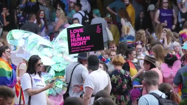 Multitud Marchando Con Carteles Desfile Del Orgullo Lgbt Bristol — Vídeo de stock