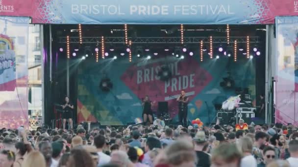 Band Performing Muziek Festival Concert Tijdens Bristol Pride Slow Motion — Stockvideo